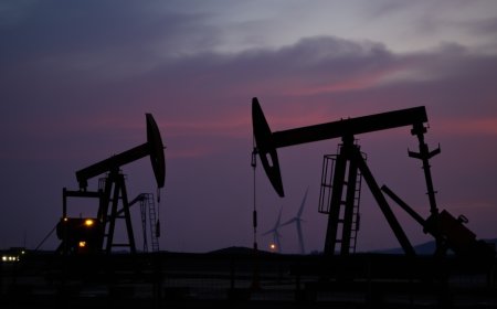 Oil Prices Plummet Amid U.S.-China Trade War Fears, Raising Global Recession Concerns